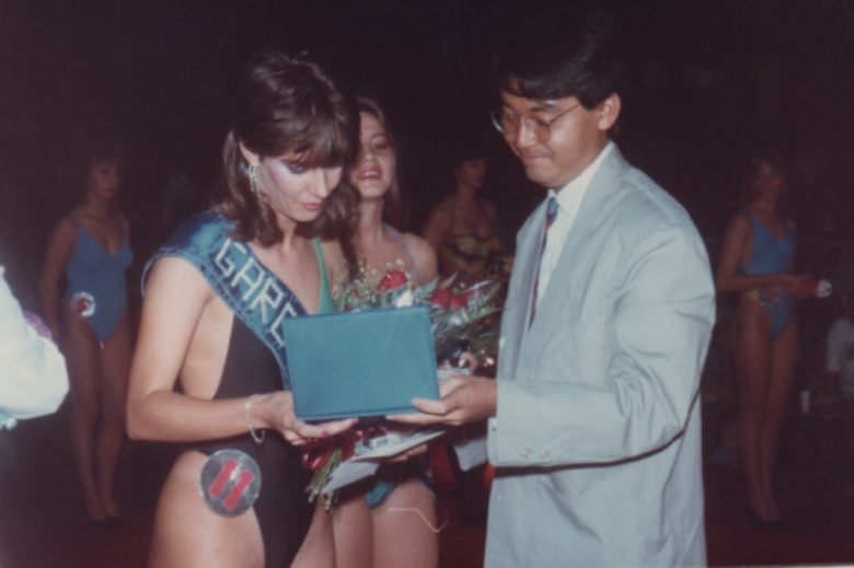Orlando Harada, diretor de Promoções da Abril Cultural, netregando umaplaca à Miss, que também foi eleita a Garota Capricho 87. 
