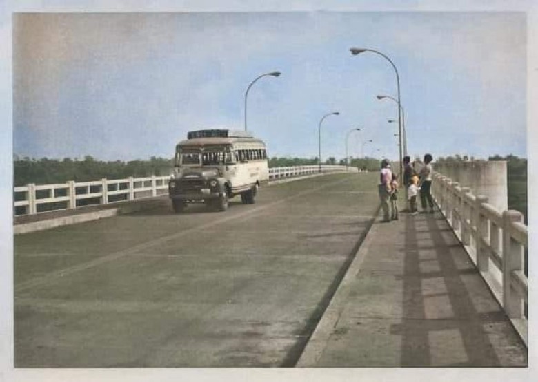 Vista da Ponte da Amizade no final de década de 1960.
Imagem: Acervo Walter Dysarscz - Foz do Iguaçu
