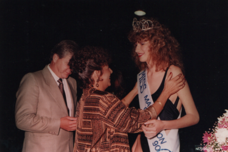 Cristiane Inês Wagner recebendo a faixa de Miss da 1ª Dama, Vera Lúcia Seyboth, e uma jóia do prefeito municipal de Marechal Cândido Rondon, Dieter Leonard Seyboth.