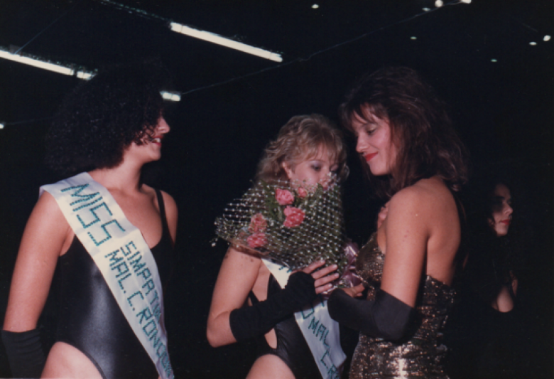 Rosemeri Teresina 
 Brandt - Miss Lago Itaipu 1989  -entregando um buquê de flores para Marize Schöne  - III Miss. 