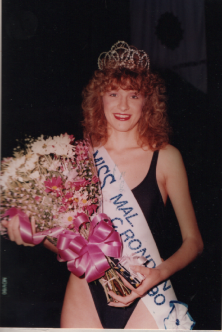 Cristiane Inês Wagner com a faixa e coroa de Miss Marechal Cândido Rondon 1990.