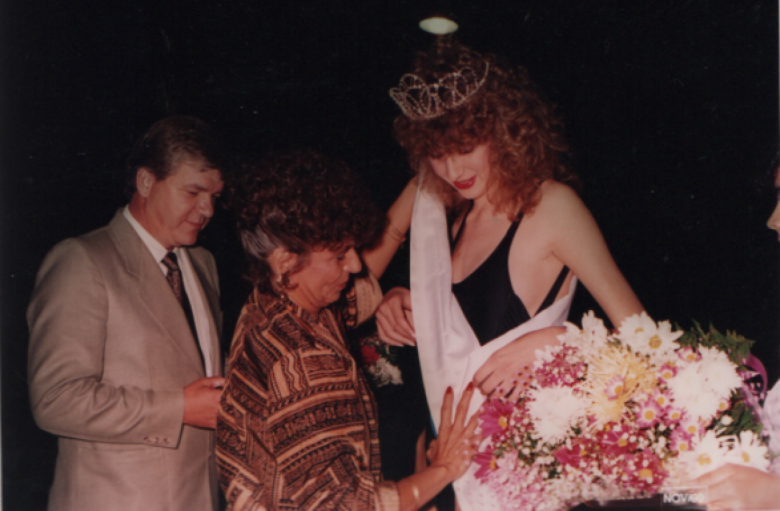 Cristiane Inês Wagner recebendo a faixa de Miss da 1ª Dama, Vera Lúcia Seyboth, e uma jóia do prefeito municipal de Marechal Cândido Rondon, Dieter Leonard Seyboth.