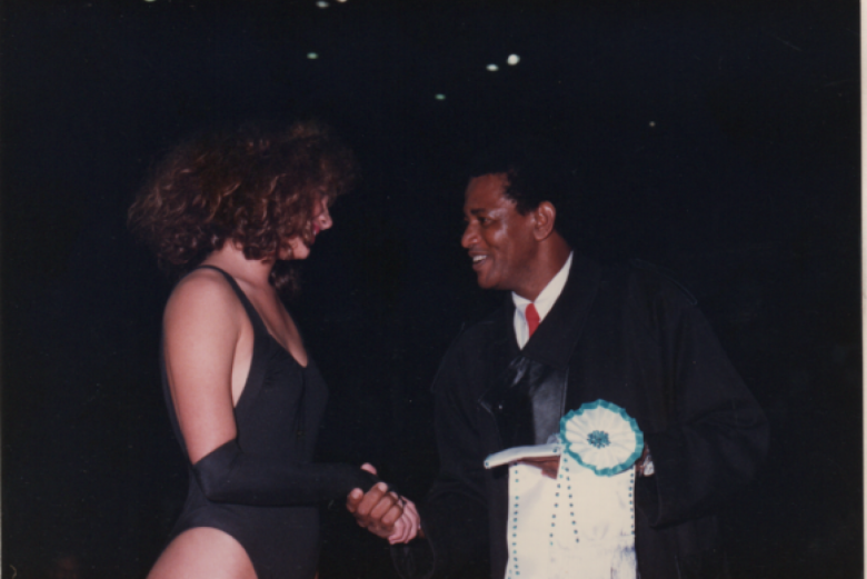 Cantor Jair Rodrigues cumprimentando Mariane Koefender, eleita Miss Marechal Cândido Rondon 1989, antes de colocar a faixa de soberana.