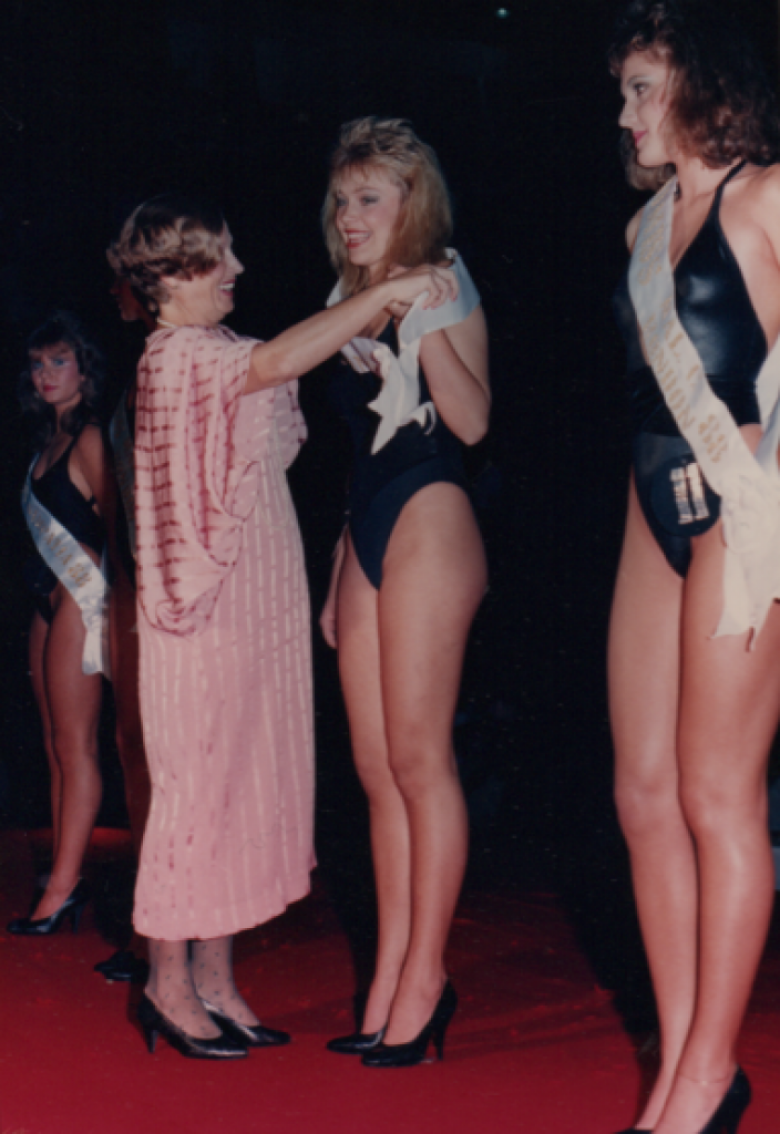 Marciana Regina Roloff recebendo a faixa de Miss Marechal Cândido Rondon 1988 das mãos da 1ª dama do município, senhora Edite Feiden.