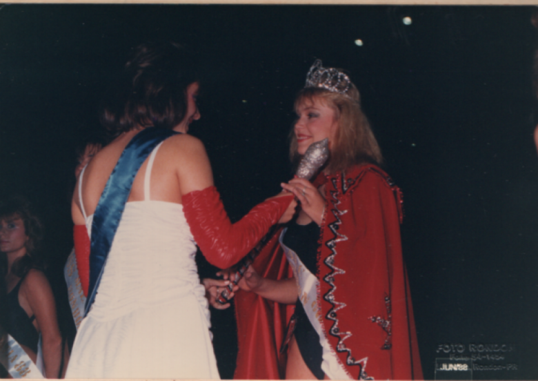 Marciana Regina Roloff recebendo o cetro de sua antecessora de 1987,  Cristiane Vianna Guzzoni. 