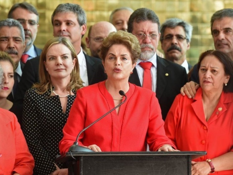 Dilma Rouseff em discurso após o seu afastamento das Presidência da República pelo Congresso Nacional.
Imagem: Acervo EBC.
