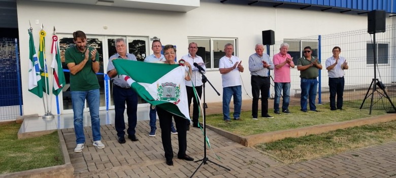 || Num gesto de amor a Marechal Cândido Rondon, a 1ª criança nascida durante o processo de colonização da cidade, apresenta a bandeira do município.