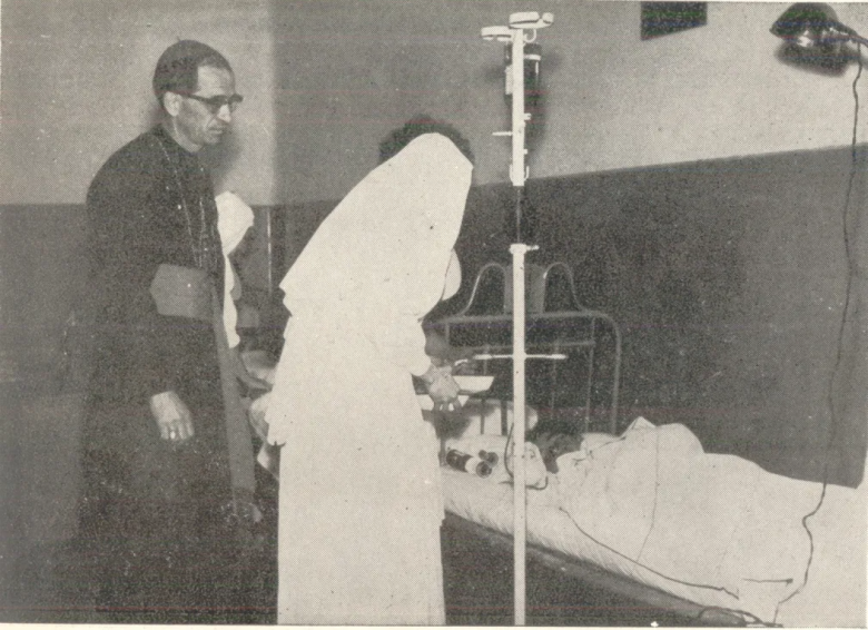 || Bispo e freira atendem paciente queimado após incêndio, em 1963 — Foto: Corpo de Bombeiros/Arquivo - legenda G1.globo.com