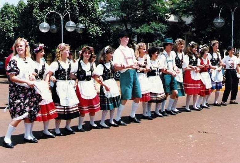 || Comissão de recepção aos participantes e visitantes à Oktoberfest 1987.
Ao centro, Rafael Miguel Sturm. 