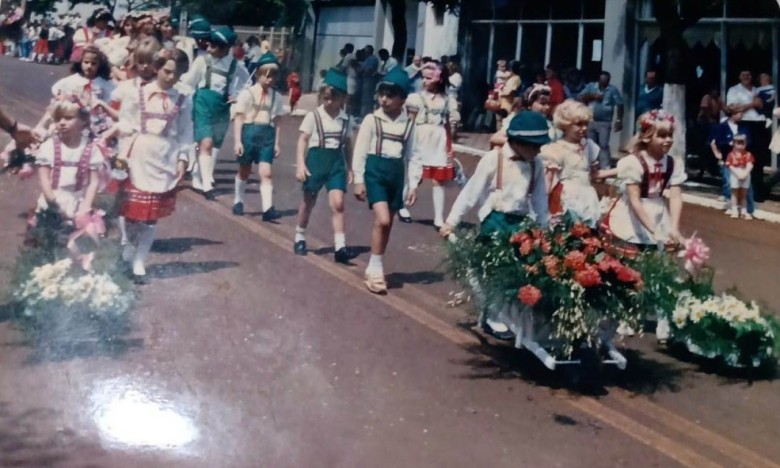|| Desfile de grupo de crianças - filhos de funcionários da Swift Armour. 
Imnagem: Acervo Projeto Memória Rondonense. 