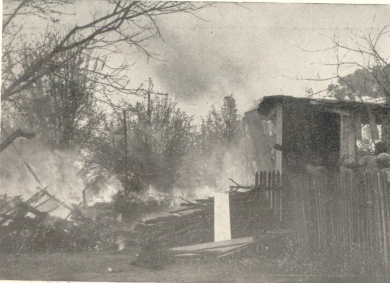 || Casa destruída por incêndio em 1963 — Foto: Corpo de Bombeiros/Arquivo - legenda G1.globo.com