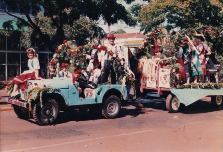 || Desfile do carro alegórico do distrito de Iguiporã na Rua Sete de Setembro, na Oktoberfest de 1989. Ao volante do Jeep, Hildor Creyer, proprietário do veículo, com Rosane Schawartzbach no capô e Aoro Becker.
Imagem: Acervo de Telci e Hildor Dreyer.