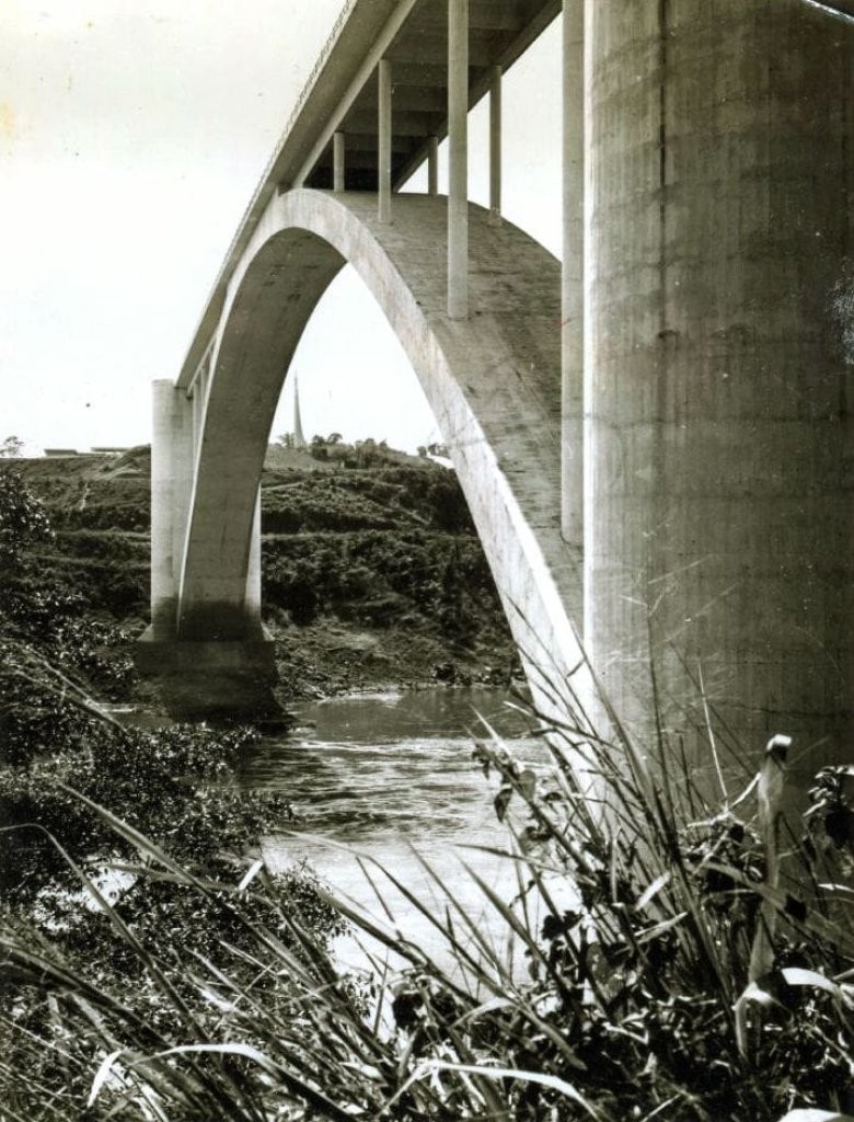 || Ponte fotografada a partir do lado paraguaio.
Imagem: Acervo Fotos Antiguas e Histórias del Paraguay/Facebook.