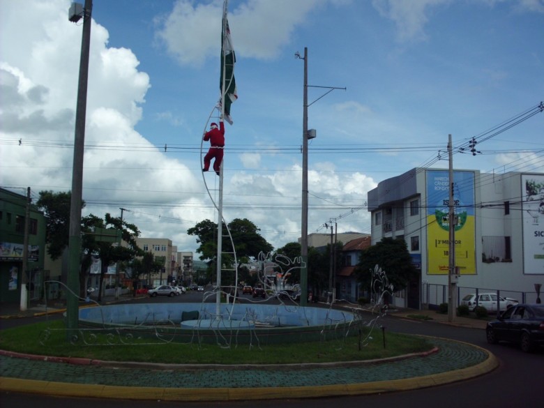 Figura do Papai Noel escalando o mastro instalado na fonte da rotatória das Avenidas Rio Grande do Sul e Maripá.
Imagem: Acervo Memória Rondonense