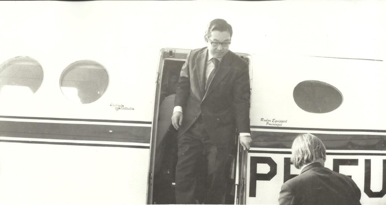 Ministro Shigeaki Ueki desembarcando no aeroporto de Marechal Cândido Rondon. 
Imagem: Acervo Almiro Bauermann. 