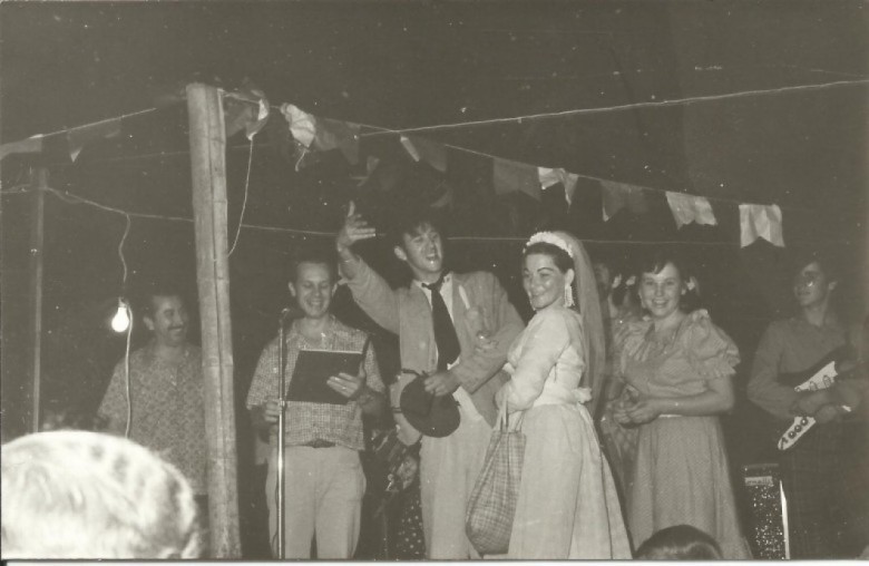 Outra cena do casamento caipira na festa junina de 1972. 
Imagem: Acervo Valdir Sackser