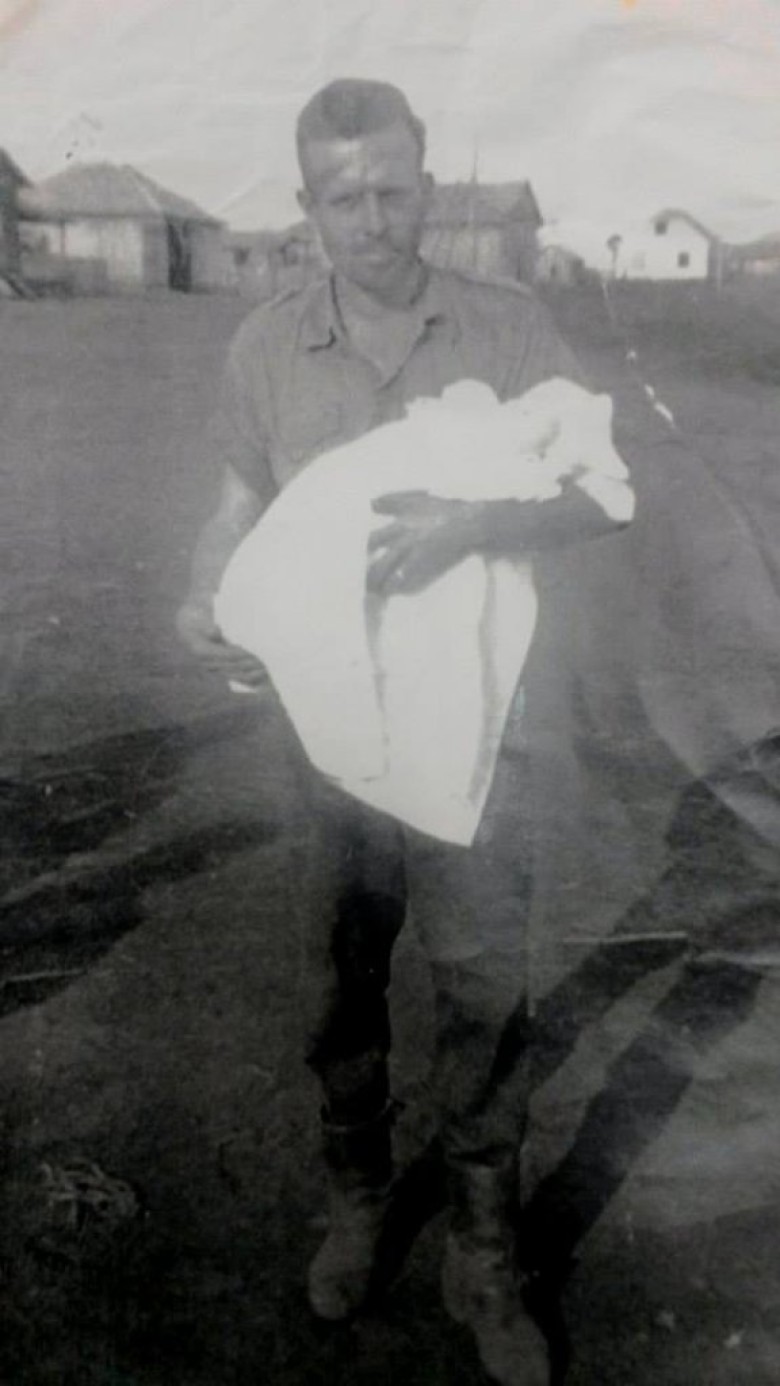 Líbera Leduc no colo de seu pai Arthur  M. Leduc, na Avenida Rio Grande do Sul, em Marechal Cândido Rondon, em julho de 1953. 
Libera casou-se com Heitor Waslawick. 
Imagem: Acervo pessoal