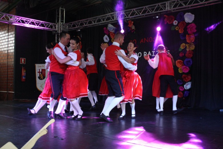 Idem - dança do Grupo Raízes. 
Imagem: Acervo Imprensa PM-MCR - Crédito: Luiz Fernando Cerny