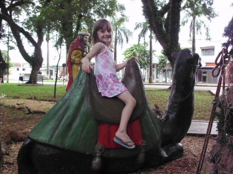 Detalhe do presépio na Praça Willy Bart. A menina montada no camelo é Letícia Viteck Scherer. Imagem: Acervo Memória Rondonense
