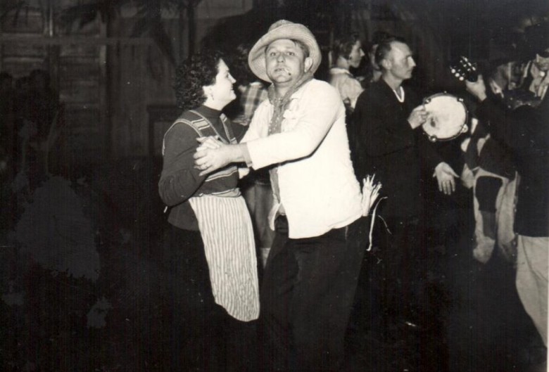 Casal Hilga e Alzidio Schroeder (ele em memória), durante uma festa junina no final da década de 1950. 
Imagem: Acervo Hilga Schroeder/ Mirta Steinmacher
