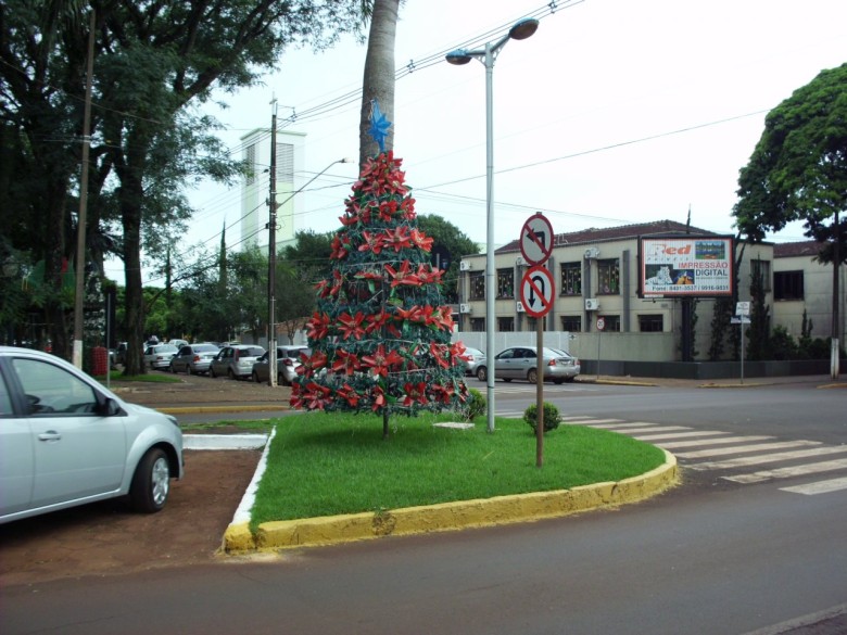 Pinheiro artificial feito de garrafas pets na esquina da Avenida Maripá e Rua Sergipe. 
Imagem: Acervo Memória Rondonense