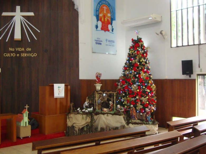 Pinheiro de Natal na Comunidade Luterana Cristo, na sede municipal de Marechal Cândido Rondon. 
Imagem e crédito: Vilton Graff