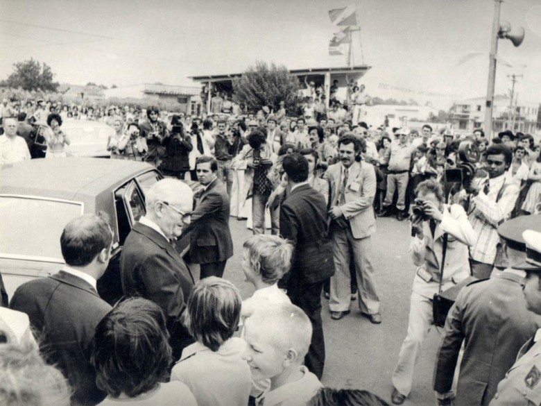 Presidente Geisel cumprimentando crianças antes de embarcar no Landau Ford, do empresário rondonense da construção Olímpio Hoffmann, para se dirigir ao Clube Concórdia onde foi servido o almoço. 
