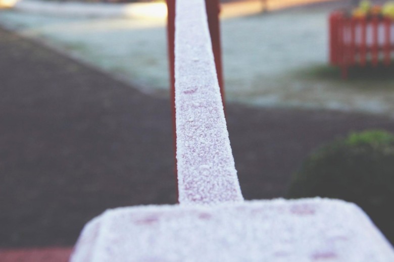 Geada sobre madeirame da ponte japonesa no Parque de Lazer Rudolfo Rieger. 
Imagem: Acervo Memória Rondonense - Crédito: Tioni de Oliveira 