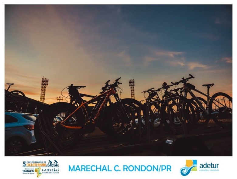 Caravanas de bicicletas estacionadas no Parque de Exposições Álvaro Dias, me Marechal Cândido Rondon, para a 7ª etapa do 5º Circuito Regional de Cicloturismo. 
