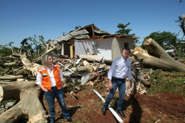Vice-governadora Cida Borhetti junto com o prefeito Moacir Froelich verificando in loco a destruição provocada pelo tornado. 
Autoria da imagem: não identificado. 