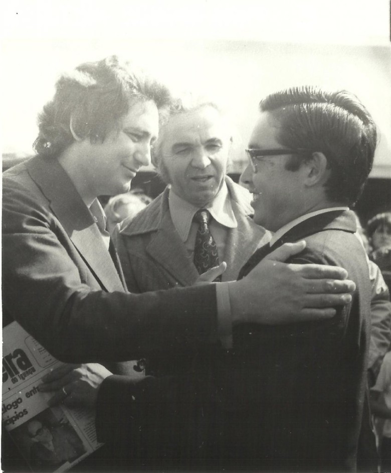 Deputado estadual Werner Wanderer saudando o ministro Shigeaki Ueki. 
Imagem: Acervo Almiro Bauermann. 