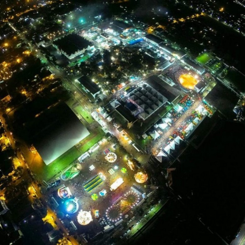 Vista aérea noturna do Parque de Exposições Álvaro Dias durantes os festejos do 56º Aniversário do município de de Marechal Cândido Rondon, Imagem: Acervo Clecio Back - Facebook