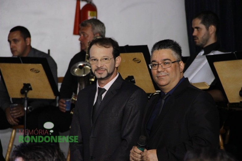 Os mestres de cerimônia, os locutores Adriel Marcelo (d) e César Reck, ambos da Rádio Difusora. 
Imagem: Acervo Memória Rondonense - Crédito: Tioni de Oliveira