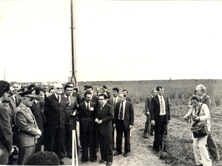 Outro momento da abertura da colheita de soja 1976 no Paraná. 
