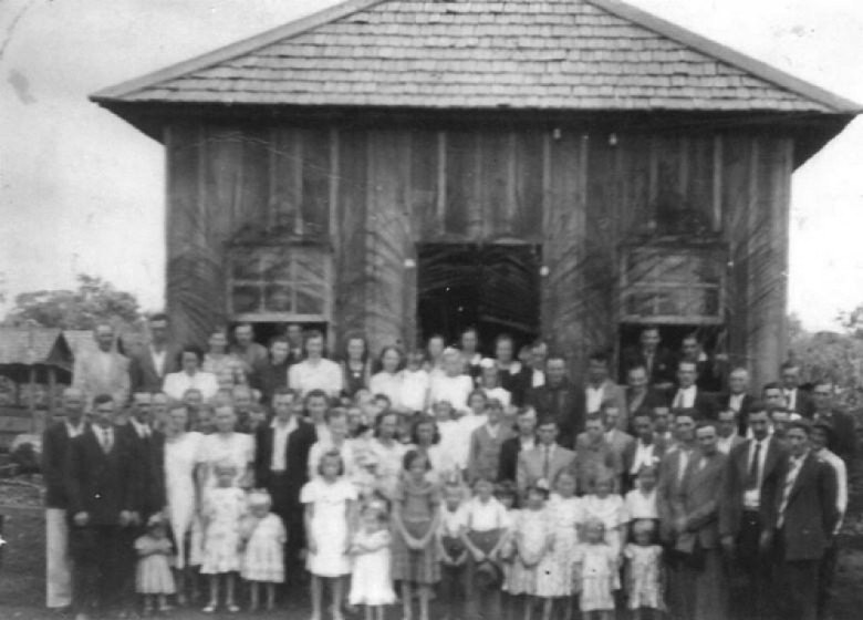 Inauguração da primeira escola na então vila de General Rondon. A escola começou a funcionar em 02 de agosto de 1951. 
Imagem: Acervo Memória Rondonense