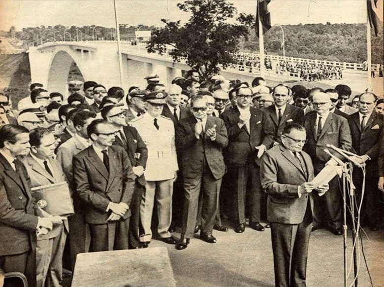 Presidente Humberto Castelo Branco discursando na inauguração da Ponte da Amizade, em 29 demarço de 1965. 
Imagem: Acervo Wagner Dias - Foz do Iguaçu. 
