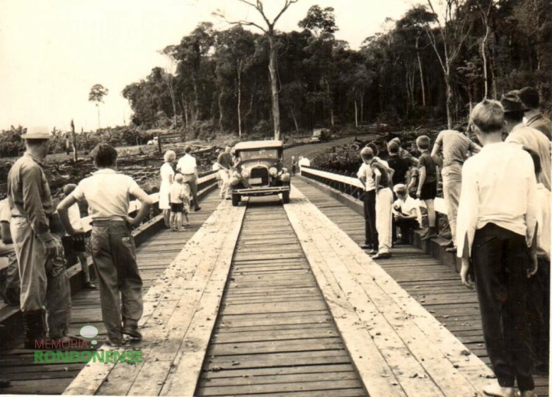 Passagem oficial do primeiro veículo pela ponte. 