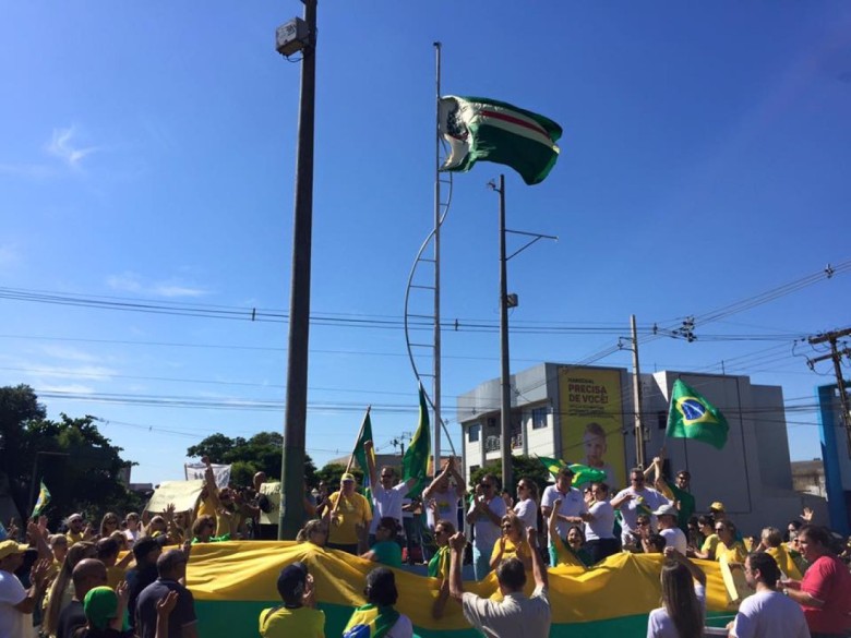Manifestantes se encontram nas esquinas das avenidas Maripá e av. Rio Grande do Sul

Crédito: Silvio Franzen