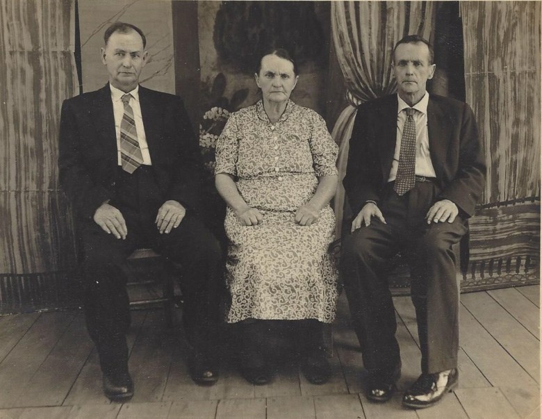 Irmãos Priesnitz, da esquerda a direita: João, Ella e Rudolf. 
João é falecido em Marechal Cândido Rondon. 
Imagem: Acervo Brunilda (Bruni) Priesnitz Thessing