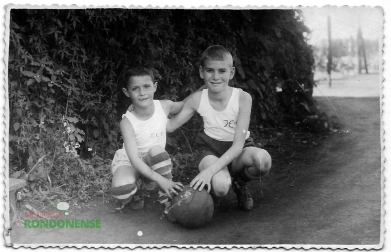 Os meninos pioneiros Walmor Nied e João Pedro Hofmeister, filhos do casal Alfredo e Paulina Nied. 
Imagem: Acervo Sueli Nied Scherer