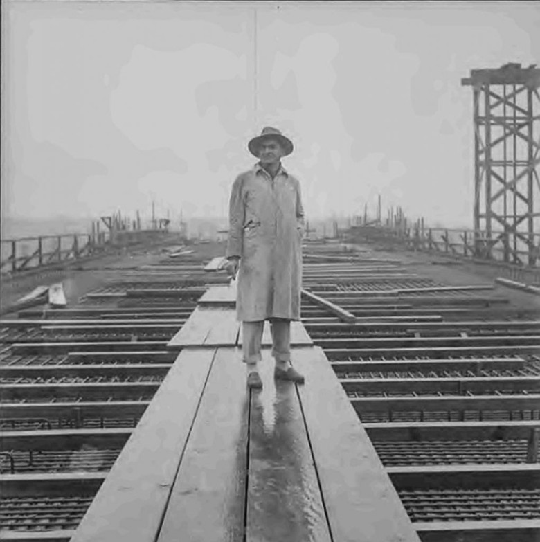 O engenheiro paulista José Rodrigues Leite de Almeida, responsável pelo projeto da Ponte Internacional da Amizade vistoriando as obras em 1959.
Imagem: Acervo Wagner Dias. 
