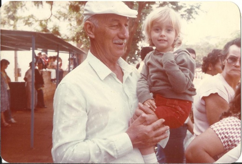 Hartwig Schade com o neto, fotografados em Rondônia. 