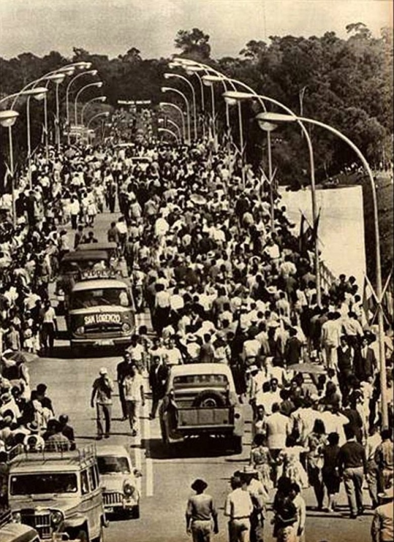 População circulando na Ponte Internacional da Amizade no dia de sua inauguração. 
Imagem: Acervo Wagner Dias Foz do Iguaçu.