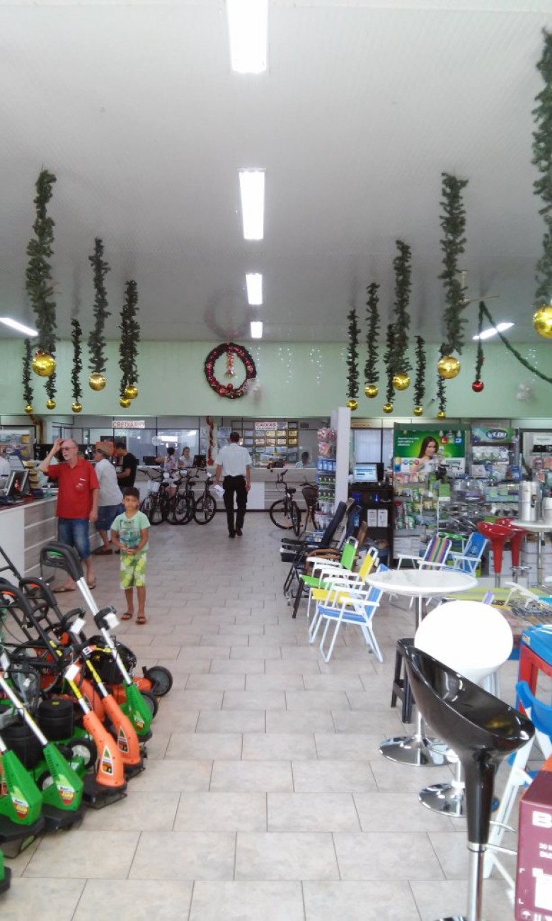 Decoração interna da loja da Cercar - Cooperativa de Eletrificação Rural e Desenvolvimento de Marechal Cândido Rondon. 
Imagem: Acervo Memória Rondonense