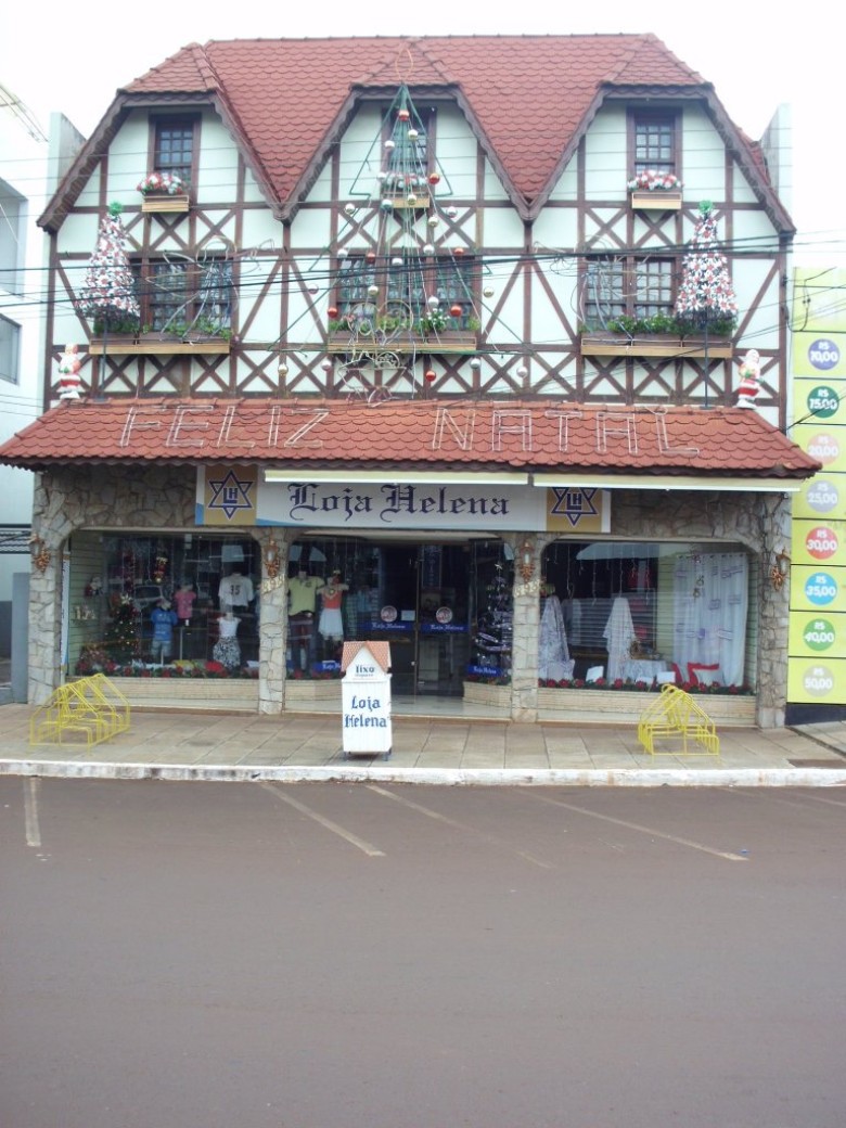 Ornamentação natalina na fachada da Lojas Helena, a Avenida Rio Grande do Sul. 
Imagem: Acervo Memória Rondonense