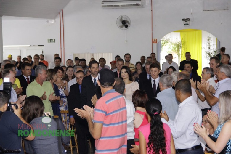 Outro aspecto da chegada do prefeito eleito Marcio Andrei Rauber ao Clube Aliança. 
Imagem: Acervo Memória Rondonense - Crédito: Tioni de Oliveira