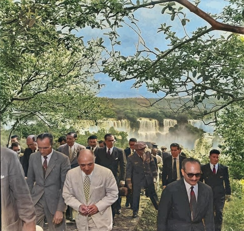 Presidentes do Brasil e do Paraguai vistando as Cataratas do Iguaçu no dia da inauguração prévia da Ponte Internacional da Amizade.
Imagem: Acervo Wagner Dias - Foz do Iguçu. 