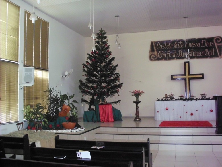 Outro detalhe do pinheiro de Natal da Igreja Evangélica Congregacional de Marechal Cândido Rondon.
Imagem: Acervo Memória Rondonense
