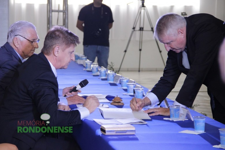 Vice-prefeito eleito Ilário Hofstetter assinando o termo de posse. 
Imagem: Acervo Memória Rondonense - Crédito Tioni de Oliveira 