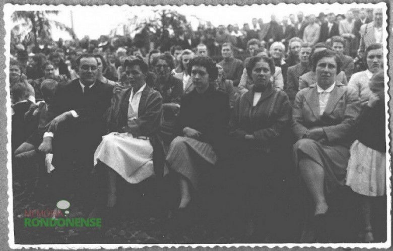 Casal Ingrun e Frierich Rupprecht Seyboth com convidados esperando o início da solenidade de seu hospital, em julho de 1954.
Imagem: Acervo da famílias Seyboth e Nied. 